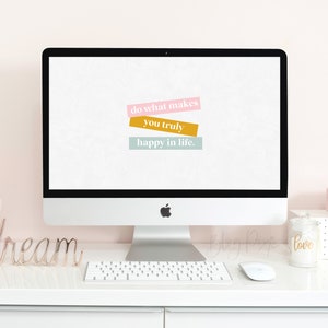 Puede incluir: Un ordenador de sobremesa blanco con una cita motivacional en la pantalla que dice "haz lo que te haga realmente feliz en la vida". La cita se muestra en una fuente colorida y en capas. El ordenador est&aacute; sobre un escritorio blanco con la palabra "sue&ntilde;o" en metal dorado y un teclado blanco delante.