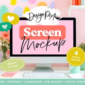 Könnte beinhalten: Ein Computermonitor mit einem rosa Bildschirm und dem Text Design Pixie Screen Mockup in Schwarz und Koralle. Der Monitor steht auf einem Schreibtisch mit weißer Tastatur, grünem Becher, Pflanze und Notizbüchern. Die Grafik enthält 4 SIZES INSIDE.