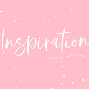 Può includere: Font cursivo bianco su sfondo rosa con punti e stelle bianchi. Il font dice "Inspiration" e "A font by Blog Pixie".