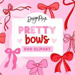 Könnte beinhalten: Eine digitale Grafik mit verschiedenen roten und rosafarbenen Schleifen, die um ein zentrales weißes rechteckiges Etikett angeordnet sind. Der Text lautet Design Pixie PRETTY bows SVG CLIPART. Der Hintergrund ist hellrosa mit blassen Schleifenumrissen.