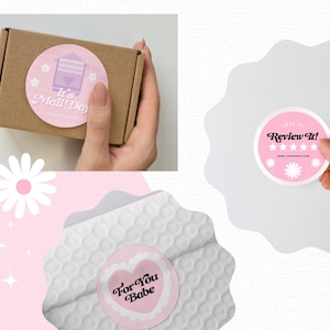 Pode incluir: Tr&ecirc;s adesivos redondos rosa e branco com designs diferentes. O primeiro adesivo diz "It's Mail Day" com uma ilustra&ccedil;&atilde;o de caixa de correio rosa e branca. O segundo adesivo diz "For You Babe" com um cora&ccedil;&atilde;o rosa. O terceiro adesivo diz "Love It! Review It!" com cinco estrelas e um endere&ccedil;o de site.
