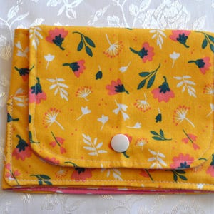 Cartera de dos compartimentos con estampado floral amarillo y rosa y lunares