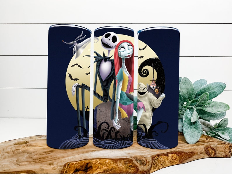 Puede incluir: Un juego de tres vasos de acero inoxidable con un dise&ntilde;o de Pesadilla Antes de Navidad. Los vasos presentan a Jack Skellington y Sally de la pel&iacute;cula. Los vasos son de color azul oscuro con una luna blanca y estrellas en el fondo.