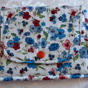 Cartera de tela con dos compartimentos y diseño floral azul y rojo