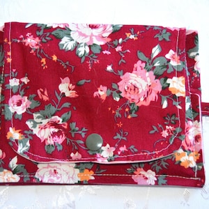 Cartera de tela con dos compartimentos y clip con diseño floral rojo