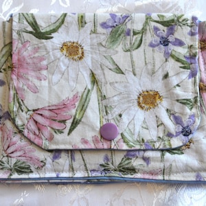 Bonita cartera de tela rosa y morada con dos compartimentos