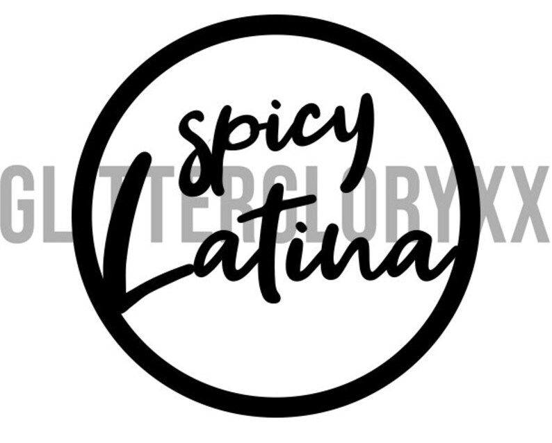 Pode incluir: Design gr&aacute;fico preto e branco com um c&iacute;rculo e o texto "spicy Latina" dentro do c&iacute;rculo.