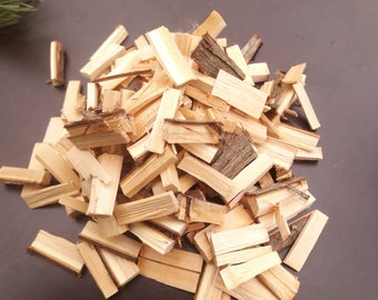 Könnte beinhalten: Ein Haufen kleiner, hellbrauner Holzspane. Das Anzündholz ist in einem zufälligen Muster angeordnet und bereit, zum Anzünden eines Feuers verwendet zu werden.