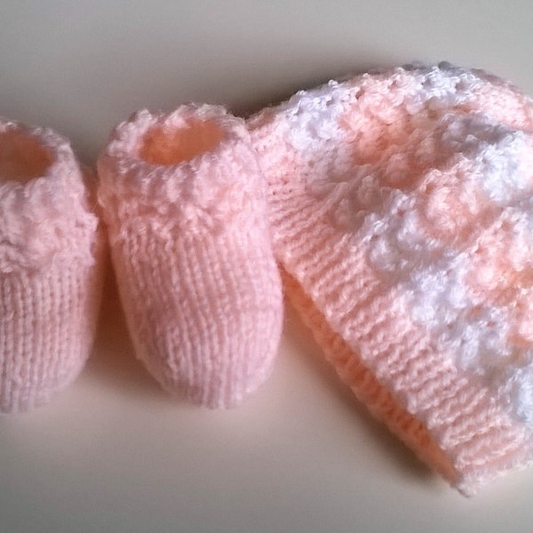 Ensemble bonnet et chaussons de dentelle bébé - 0-3 nouveau bébé mois - main tricotée - Peach et blanc -