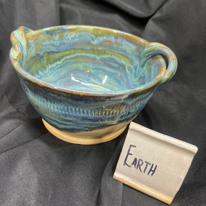 Serving bowl with handles