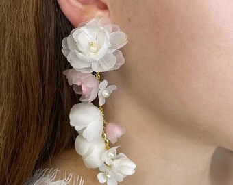 Braut Seidenblumen Ohrringe, Boho Ohrringe Schwarz, Weiß und verschiedene Farbe Blumen, Lange Blumen Hochzeit Ohrringe, Cascading Gothic Ohrring