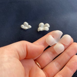 fiori in tessuto tagliati 25 pezzi Petali di raso di organza di seta 3D rigidi Petali 3D SPOSA pizzo, abbellimenti, applicazioni Matrimonio fatto a mano, codice: i4bp