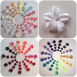 Puede incluir: Surtido de adornos de flores de tela en varios colores, dispuestos en un patrón circular. Las flores están hechas de satén y tienen un diseño de cinco pétalos. Los colores incluyen blanco, rosa, naranja, rojo, morado, azul, verde, amarillo y dorado.