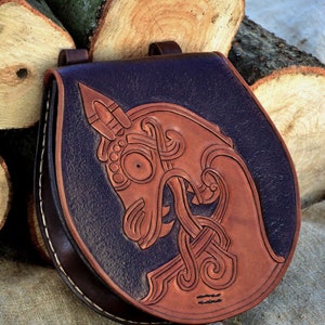 Early Medieval Leather BELT POUCH Bag, Historically Inspired Carving "Gokstad Beast", Reenactment / Viking / LARP, Medium size