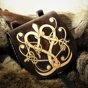 Early Medieval Leather BELT POUCH Bag, Historically Inspired Carving "Gotland Beast", Reenactment / Viking / LARP, Large size