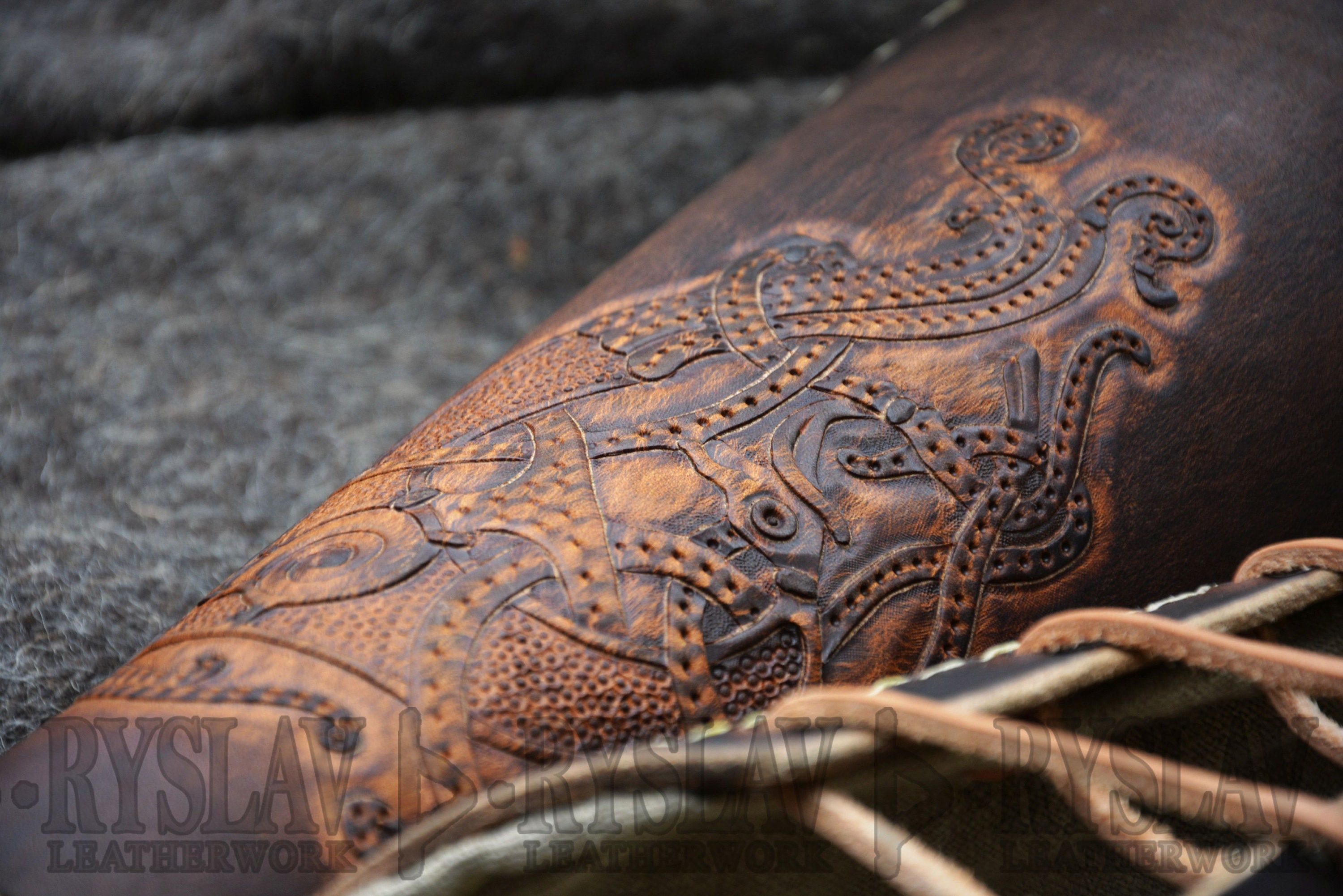 Protège bras tir à l'arc cuir marron outillé serpent midgard viking