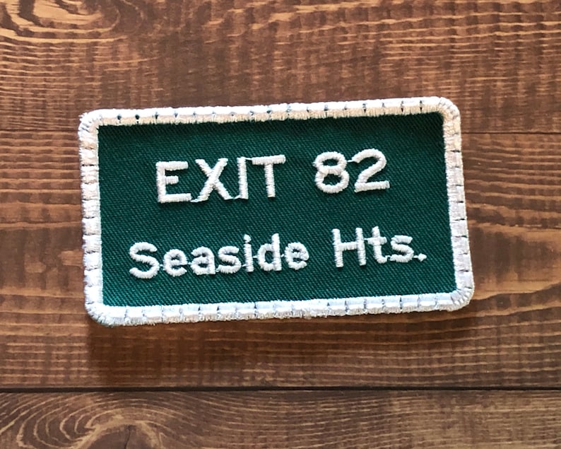 Puede incluir: Parche bordado verde y blanco con costuras blancas alrededor de los bordes. El parche dice "EXIT 82 Seaside Hts."