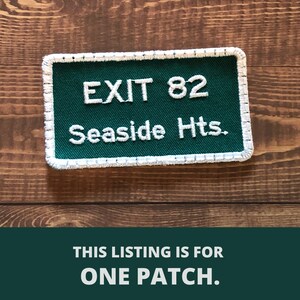 Puede incluir: Parche bordado verde y blanco con costuras blancas alrededor de los bordes. El parche dice "EXIT 82 Seaside Hts."