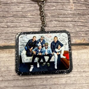 BSBグラフィティキーホルダー、バックストリート・ボーイズ、バックストリート・ボーイズイヤリング、90年代BSBダングル、バックストリート・ボーイズ愛好家へのギフト、BSBグッズ、ボーイバンド