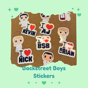 以下が含まれることがあります： 白いセラミックマグカップ、黒いハンドル付き。「But First, Coffee」の手書き風テキスト。白い表面に置かれています。マグカップの高さは約10cmです。