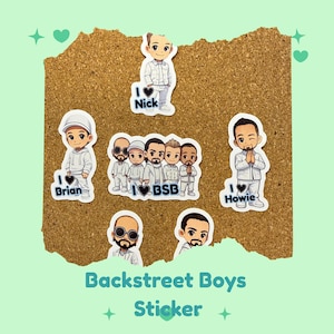 Peut inclure: Plusieurs autocollants des Backstreet Boys sur un tableau en liège. Les autocollants présentent des illustrations de dessins animés des membres du groupe, avec le texte "I Nick", "I Brian", "I BSB" et "I Howie". Les autocollants sont blancs avec du texte noir.
