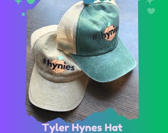 Gorra de béisbol Hynies color melocotón: un regalo divertido para los fans de Tyler Hynes, Hynies, amantes de Hallmark, fans de las comedias románticas o mejores amigos del fandom. Disponible en dos colores.