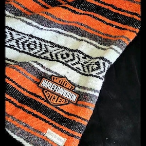 Zwarte en oranje Mexicaanse serape motor met minky pluche achterkant. Deken met kwastje. Mexicaanse deken. Boho-stijl. HD
