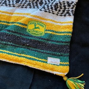 Von der Landwirtschaft inspirierte übergroße Decke + Minky Plüsch-Rückseite. Geschenk zum Ruhestand. Grün + Gelbe Trecker