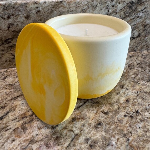 【③】　キャンドル ひまわりの香りのソイワックスキャンドル、詰め替え可能なセメント容器
