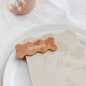 Marcadores de lugar ondulados, marcadores de lugar de acrílico, nomes de lugares cortados a laser, nomes cortados a laser, marcadores de lugar de casamento, decoração para jantares