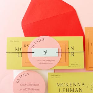 Peut inclure: Une suite d'invitation de mariage avec un thème de couleur jaune, orange et rose. L'invitation présente les noms du couple, "McKenna & Lehman", ainsi que la date et l'heure de leur mariage. L'invitation comprend également des détails sur la cérémonie et la réception du mariage, y compris le lieu et l'heure. L'invitation est reliée par un ruban noir.