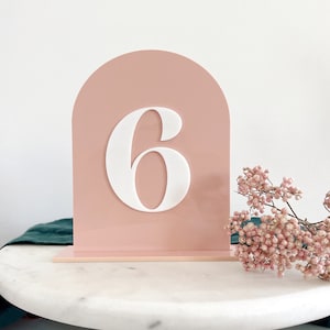 Números de mesa acrílicos, números de mesa con arco, números de mesa para bodas, números de mesa modernos, números de mesa