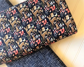Bosque, primavera, animales del bosque, árboles, ciervos, búhos, zorros, aves, fauna, azul marino, Riley Blake Designs, tela de algodón para acolchado, paquete de cuartos de grasa por yarda