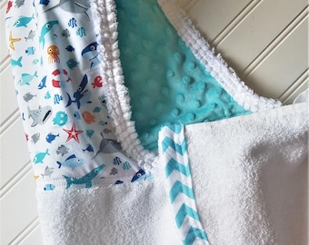 Toallas infantiles personalizadas con capucha para baño, playa, piscina, océano, dinosaurios, ranas, deportes y divertidos estampados azules.