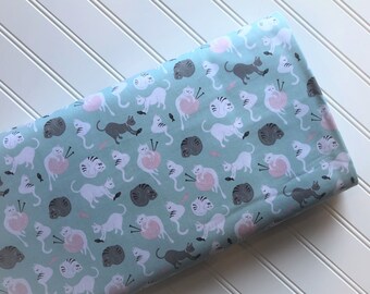 Día Purrfecto - Me encantan los gatos - Ronroneo - Miau - Gatito - Aguamarina - Bola de lana - Peces - Gatitos juguetones - Diseño Riley-Blake - Acolchado de algodón - Cuarto de yarda de tela