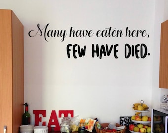 Autocollant Mural Vinyle Déco Humoristique - Citation : 'Many Have Eaten Here Few Have Died' - Référence Q98 RexburgVinyl - Neuf