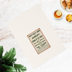 Könnte beinhalten: Cremefarbenes Geschirrtuch mit einer gedruckten Botschaft im Vintage-Stil. Der Text lautet: „WARUM NICHT DER ARMEE FÜR DIE ZEIT DES KRIEGES BEITRETEN? DU WIRST ES MÖGEN. DEINE FREUNDE WERDEN ES MÖGEN. DER KAISER WIRD ES HASSEN." Das Handtuch ist rechteckig und schlicht gestaltet.