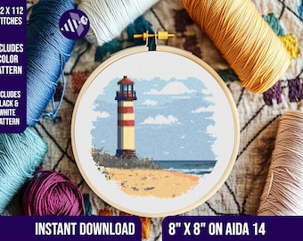 Puede incluir: Un patrón de punto de cruz de un faro en una playa con un cielo azul y nubes blancas. El patrón es de 112 x 112 puntos e incluye patrones en color y en blanco y negro. El patrón mide 8 pulgadas por 8 pulgadas y está diseñado para tela Aida 14.