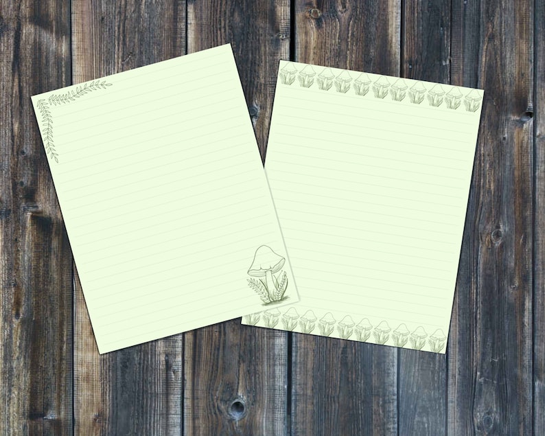 Pu&ograve; includere: Due fogli di carta rigata con sfondo verde e un'illustrazione di un fungo. Il foglio superiore ha un bordo di piccoli funghi. Il foglio inferiore ha un bordo di foglie nell'angolo in alto a sinistra e un'illustrazione di un fungo nell'angolo in basso a destra.
