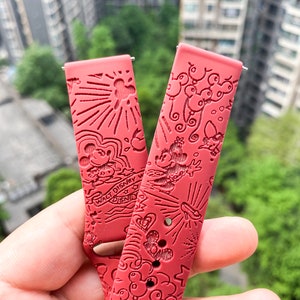 Puede incluir: Dos correas de reloj de silicona roja con un dise&ntilde;o de Mickey Mouse blanco y negro. Las correas presentan una variedad de ilustraciones de Mickey Mouse, incluyendo Mickey Mouse con globos, Mickey Mouse con una estrella y Mickey Mouse con una nube. Las correas tambi&eacute;n presentan el texto "Walt Disney World" y "Disney".
