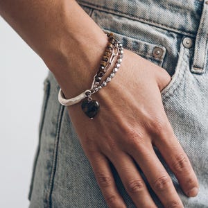 Flertrådigt Tigeröga- och Hematitstensmanschettarmband: Handgjort justerbart hantverksmässigt Boho-smycke, present, amerikansk storlek 7-8,5 tum