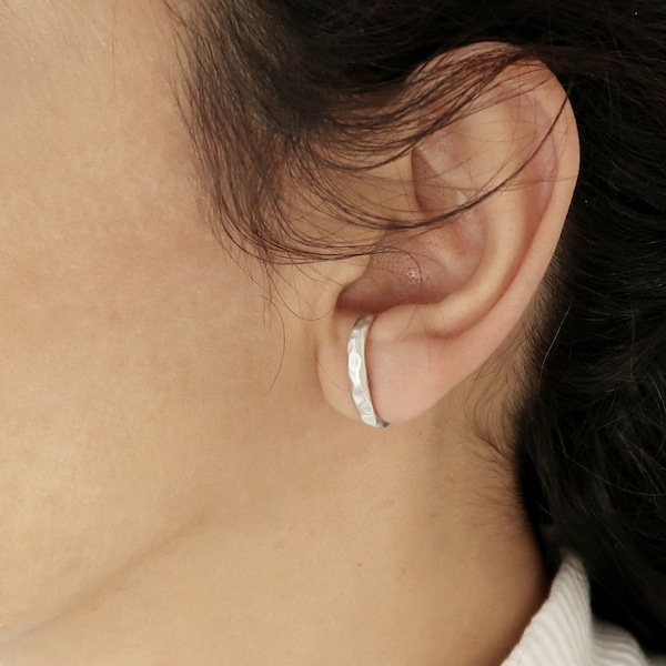 Single Ear Lobe Silver Cuff Stud, Silver Hammered Lobe Hugger Earring, Minimalist Dainty Geometric Hug earring, minimal modern Boho Hippie