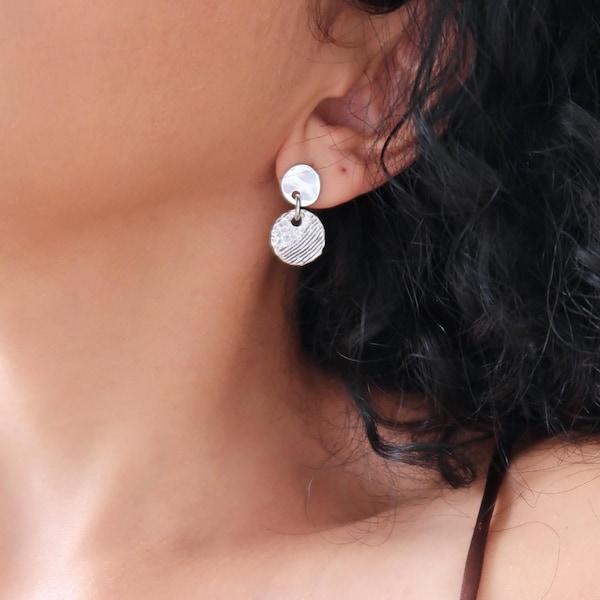 Handgemaakte zilveren gehamerde cirkelmuntoorbellen: minimalistische op tribal geïnspireerde boho-sieraden, lichtgewicht statement drop- en hangoorbellen voor dames