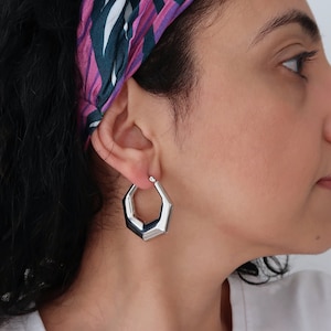 Orecchini a cerchio poligonali in acciaio inossidabile argentato: gioielli geometrici minimalisti e audaci, ipoallergenici e impermeabili, moderni e per tutti i giorni, regalo per lei