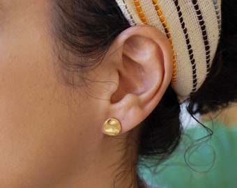 Gold Hammered CIRCLE stud earrings, Simple Tiny Earrings, Geometrical Minimal pushback Rock dainty, round studs, Mother&#39;s day gift for her