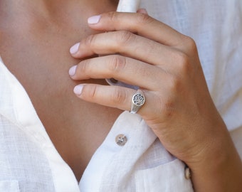 Bohemian Antique Silver FLORAL STAMP signet ring, Boho simple chevalier animal ring, Dainty pinky Minimalist hippie indie rock, gift for her