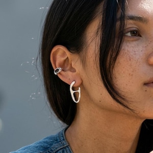 Silverfärgad enkel örhänge med färg: Piercingfri örhänge, Minimalistisk silverörhänge, Modern geometrisk örhängesmycke