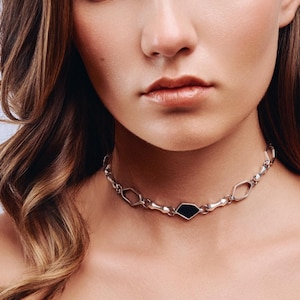 Antiekzilveren zwart emaille choker: bohopunk statement kettingen – gewaagd ontwerp om elke look naar een hoger niveau te tillen, vrijgevochten en tijdloze handgemaakte sieraden