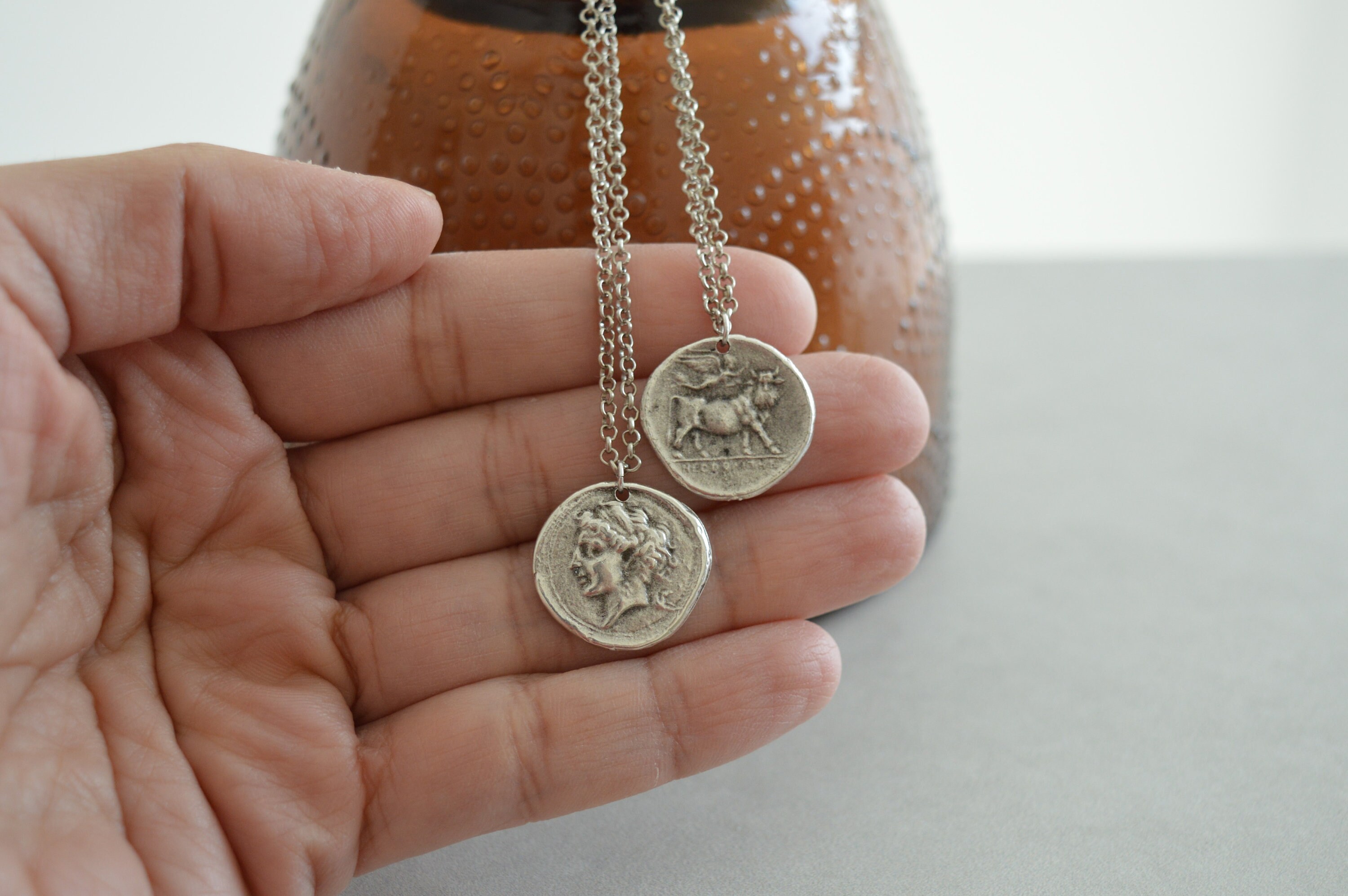 ニンフ＆ブルコインメダリオンペンダントネックレス：古代ギリシャ、部族民族のヴィンテージ風ジュエリー、歴史愛好家への素晴らしい贈り物 - Etsy 日本