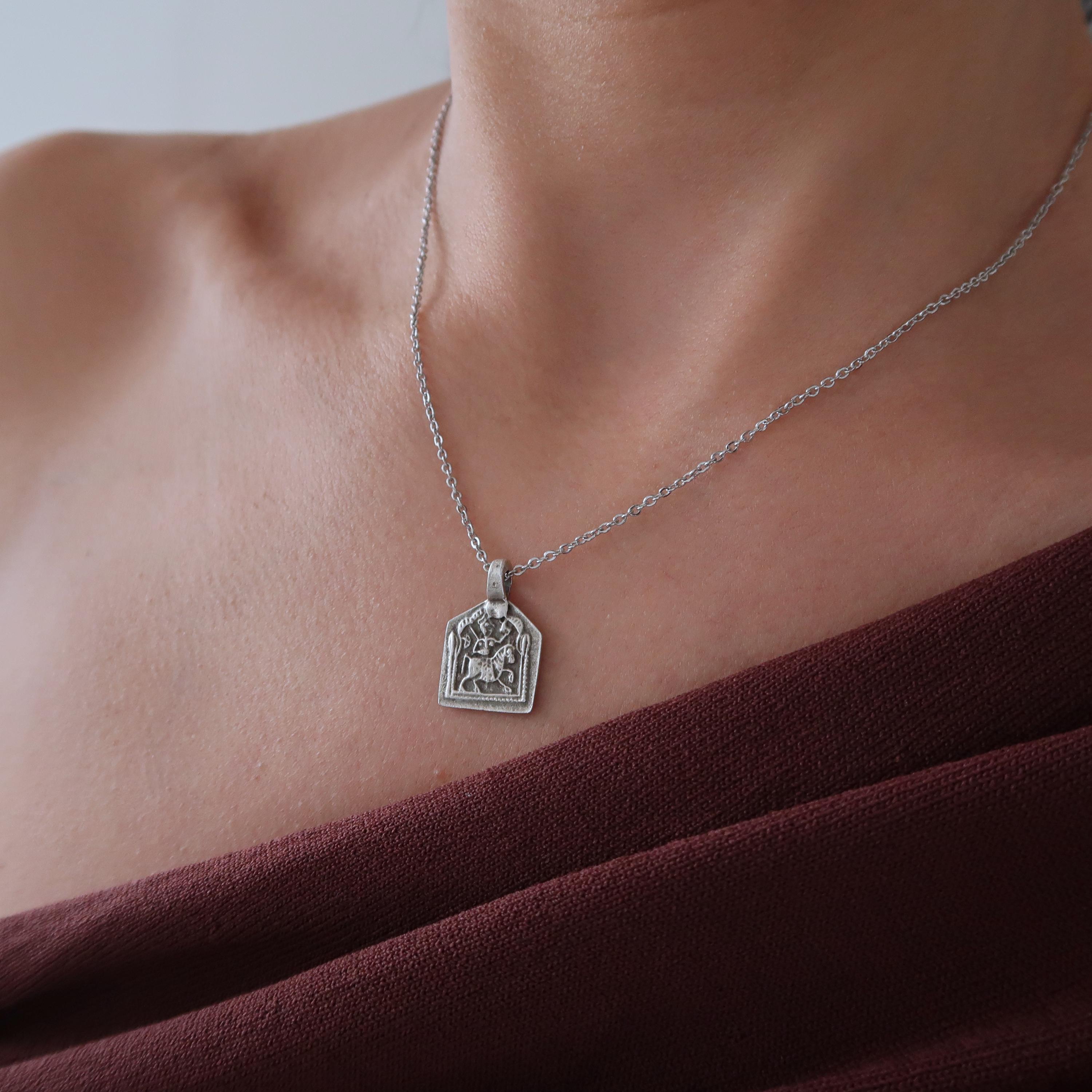 ヒンドゥー教のお守りネックレス：ラジャスタンの英雄ゴーストキングのメダリオン、シルバーコインの象徴的なジュエリー、ミニマリストのお守り、ヴィンテージ風のユニークなギフト  - Etsy 日本 アンリークイール／お守りネックレス（NERO）